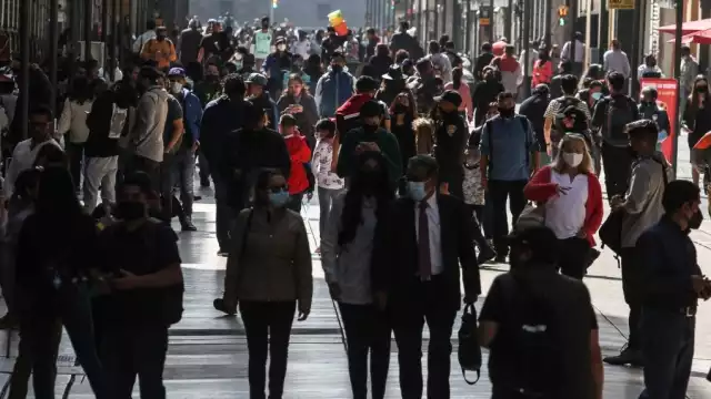 Pese al registro de una tercera oleada de contagios por COVID-19, continúan las aglomeraciones en la capital. Foto: Cuartoscuro