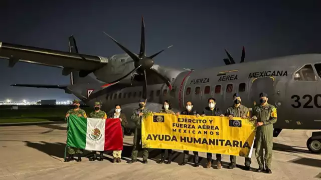 Los funcionarios viajan en un avión de la Fuerza Aérea Mexicana para traer de vuelta ocho cuerpos de los mexicanos que murieron