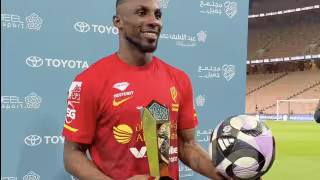 Julián Quiñones rompe récord en Arabia y deja atrás a Cristiano Ronaldo en la tabla de goleo