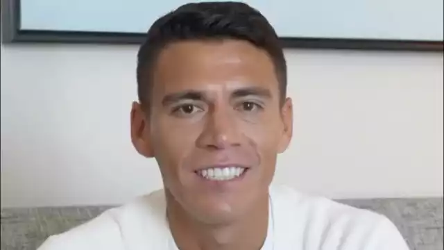 El defensa dio a conocer la noticia en un video