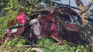 Conductor pierde el control y se impacta contra un poste de concreto en Ciudad del Carmen