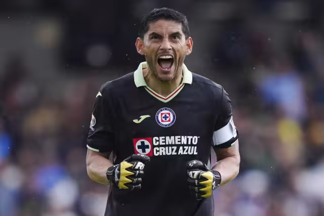 Cruz azul doblega a los Pumas y se afianza a liguilla