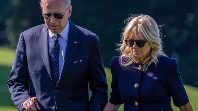 Biden rinde respeto a Isabel II en su capilla en Reino Unido