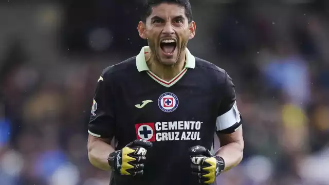 Cruz azul doblega a los Pumas y se afianza a liguilla
