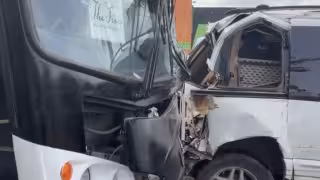 Camión de personal choca con camioneta y deja una lesionada en Playa del Carmen