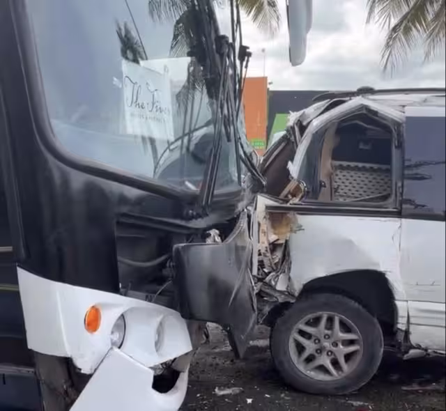 Del fuerte impacto la parte trasera de la camioneta se hundió, causando que una mujer se lesionara