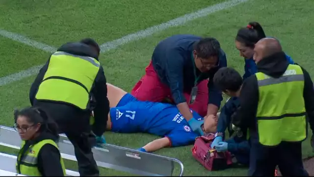 La central Daniela Flores sufrió un duro choque de cabezas, luego de impactarse con una compañera
