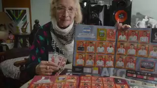 La abuelita y su álbum Panini 2022. Foto: TN