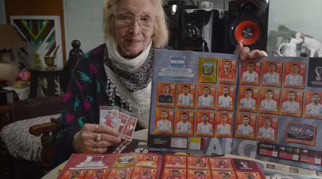La abuelita y su álbum Panini 2022. Foto: TN