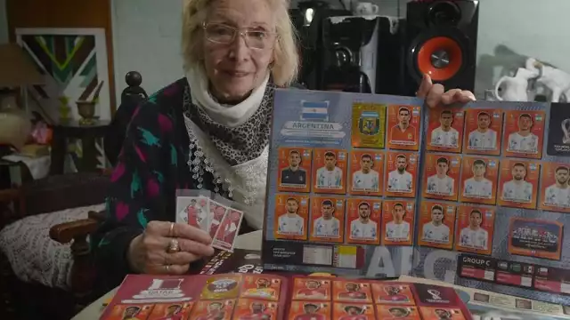La abuelita y su álbum Panini 2022. Foto: TN