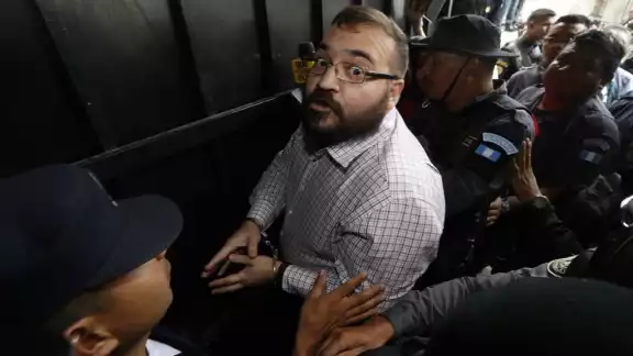 Javier Duarte eleva oración una a Dios y pidiendo por Miguel Ángel Yunes y Jorge Winckler Javier Duarte eleva oración una a Dios y pidiendo por Miguel Ángel Yunes y Jorge Winckler