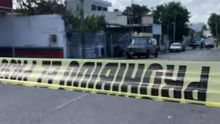 Elementos policiacos recabaron en una bolsa transparente los casquillos percutidos en la Supermanzana 60 de Cancún
