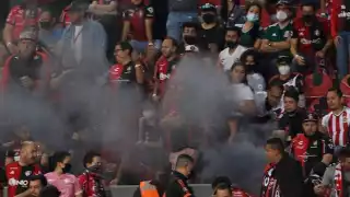 Se registran conatos de bronca entre aficionados de Atlas y Chivas: VIDEO