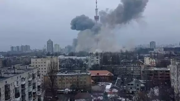 Los medios locales informaron que hubo varias explosiones en Kiev y que los canales de televisión ucranianos dejaron de transmitir poco después Los medios locales informaron que hubo varias explosiones en Kiev y que los canales de televisión ucranianos dejaron de transmitir poco después