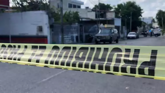 Elementos policiacos recabaron en una bolsa transparente los casquillos percutidos en la Supermanzana 60 de Cancún Elementos policiacos recabaron en una bolsa transparente los casquillos percutidos en la Supermanzana 60 de Cancún