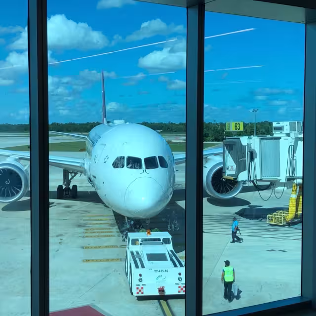 El Aeropuerto Internacional de Cancún inició el fin de semana con más de 500 operaciones, indicó el Grupo Aeroportuario del Sureste