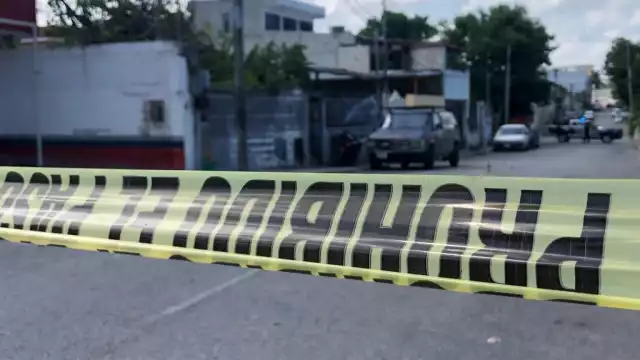 Elementos policiacos recabaron en una bolsa transparente los casquillos percutidos en la Supermanzana 60 de Cancún