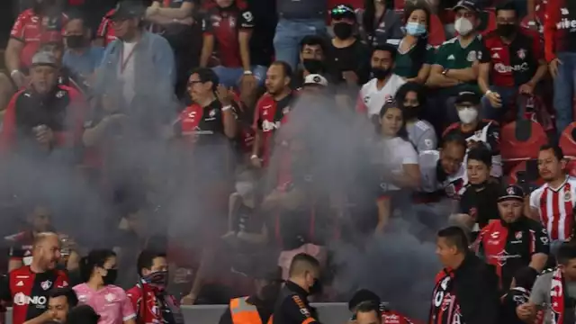 Minutos antes de iniciar el partido dos personas se enfrentaron a golpes en las inmediaciones del estadio Jalisco
