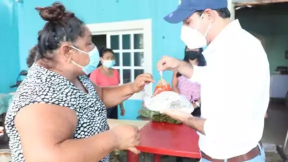 La especialidad de doña Chabela son los tamales colados y vaporcitos, al día llega a cocinar hasta 100 tamales La especialidad de doña Chabela son los tamales colados y vaporcitos, al día llega a cocinar hasta 100 tamales