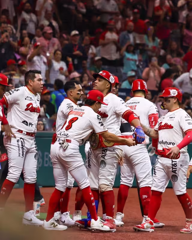 Los Escarlatas celebraron ante su afición la primera victoria en la "Guerra de Guerras".