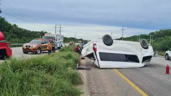 Al lugar de los hechos arribaron agentes de la Policía Quintana Roo, bomberos y una ambulancia