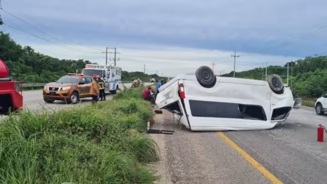 Al lugar de los hechos arribaron agentes de la Policía Quintana Roo, bomberos y una ambulancia