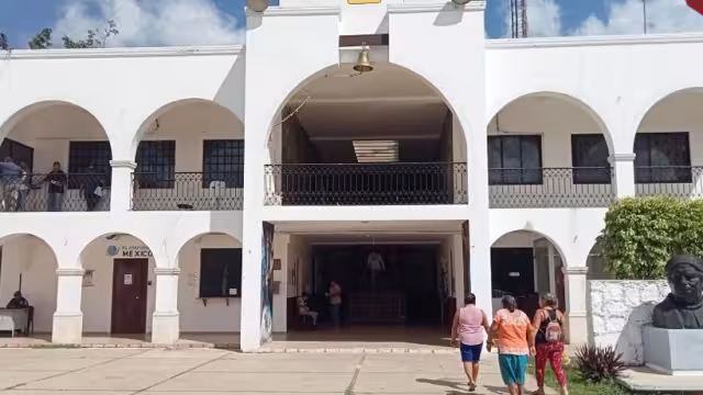 Ayer una comisión de agricultores acudió al palacio municipal, ya que temen que lo pactado no se cumpla