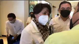 el profesor Fernando Acereto Barceló la interceptó y le entregó una carpeta en la que los ATP exigieron la regularización de su trabajo.