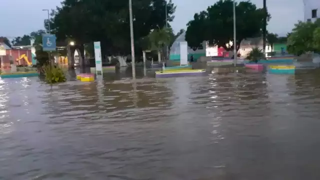 Protección Civil tuvo que activarse para destapar registros drenajes y alcantarillas. Foto: Lusio Kauil