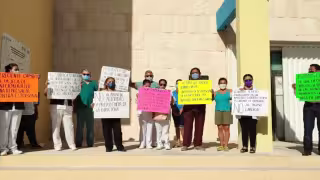 Con pancartas exhibieron el ambiente laboral que han vivido en los últimos días con la Directora del Hospital Comunitario de Isla Mujeres