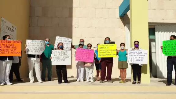 Con pancartas exhibieron el ambiente laboral que han vivido en los últimos días con la Directora del Hospital Comunitario de Isla Mujeres