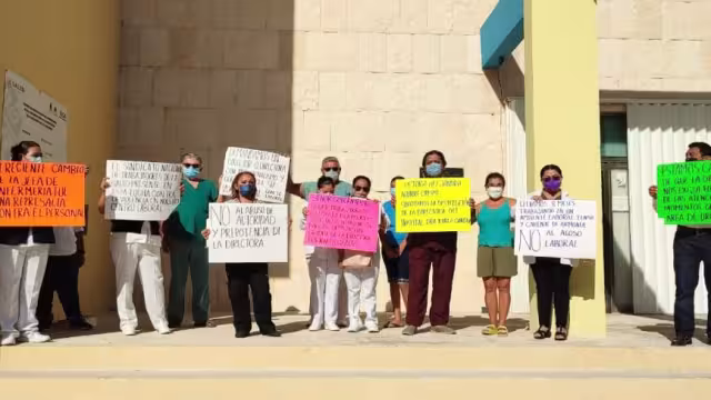 Con pancartas exhibieron el ambiente laboral que han vivido en los últimos días con la Directora del Hospital Comunitario de Isla Mujeres