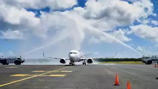 El tradicional 'Arco de Agua' le dio la bienvenida a este avión, con el que se reinicia la conexión entre Cozumel y Monterrey