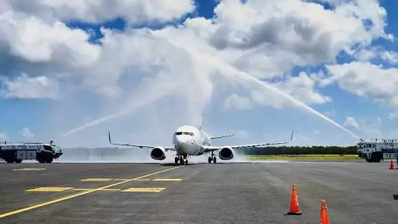 El tradicional 'Arco de Agua' le dio la bienvenida a este avión, con el que se reinicia la conexión entre Cozumel y Monterrey