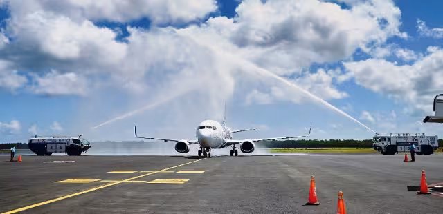 El tradicional 'Arco de Agua' le dio la bienvenida a este avión, con el que se reinicia la conexión entre Cozumel y Monterrey