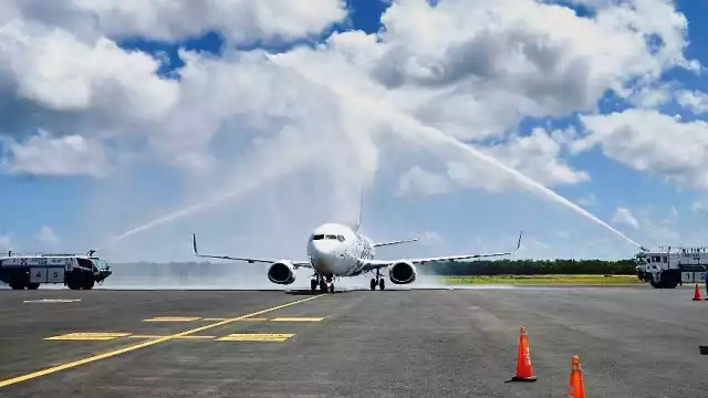 El tradicional 'Arco de Agua' le dio la bienvenida a este avión, con el que se reinicia la conexión entre Cozumel y Monterrey