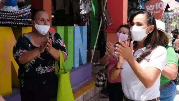 La candidata anda bailando, mientra Puerto Morelos está endeudado