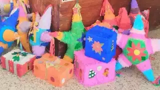 Nelson Canto Ávila menciono que le han estado comprando artículos en forma de estrellas, Santa Claus y otras formas.