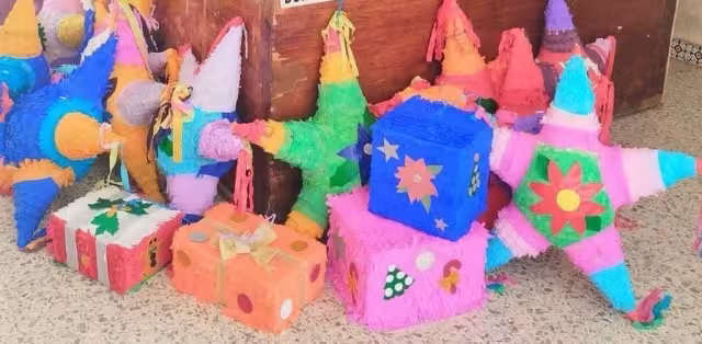 Nelson Canto Ávila menciono que le han estado comprando artículos en forma de estrellas, Santa Claus y otras formas.