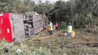La mañana de este domingo se registró un aparatoso accidente sobre el kilómetro 242, cerca de llegar a Nuevo Xcán