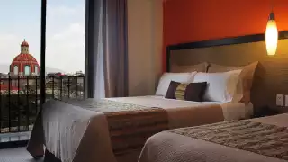 ¡Te están grabando! ¿Cómo saber si el espejo de un hotel tiene cámara?