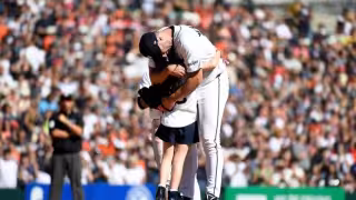 Justin Verlander dice adiós a la MLB entre lágrimas; su hija corrió al montículo para abrazarlo