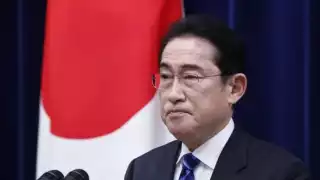 El primer ministro japonés, Fumio Kishida, fue evacuado al registrarse una explosión en el puerto de Wakayama donde se preparaba para dar un discurso
