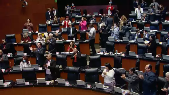 Postura del coordinador de Morena es derrotada; no se acepta la gran mayoría de las correcciones a la minuta de la Cámara Baja
Postura del coordinador de Morena es derrotada; no se acepta la gran mayoría de las correcciones a la minuta de la Cámara Baja