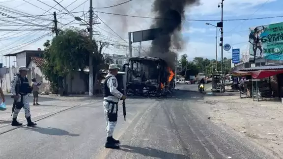 Elementos de la policía estatal retiraron las unidades del transporte público incendiadas que bloqueaban esta arteria vial
