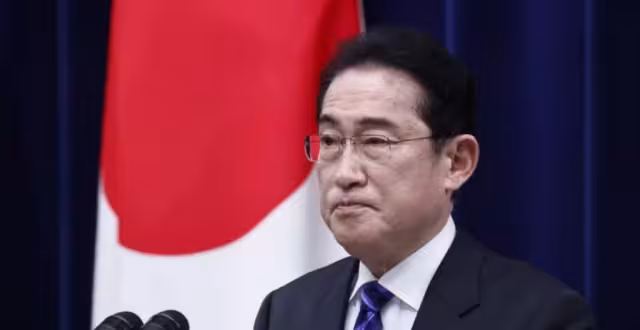 El primer ministro japonés, Fumio Kishida, fue evacuado al registrarse una explosión en el puerto de Wakayama donde se preparaba para dar un discurso
