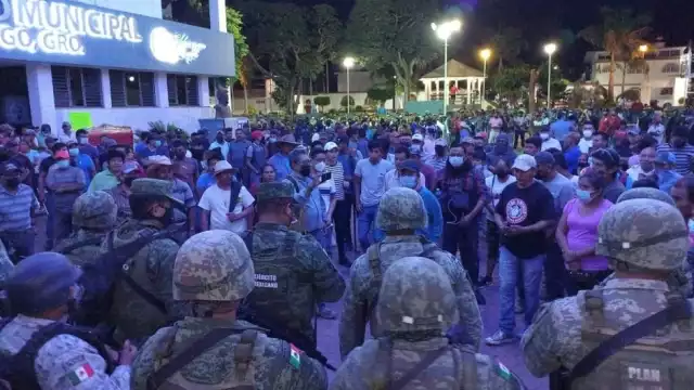 Militares fueron retenidos en la plaza de la comunidad. Foto: Twitter