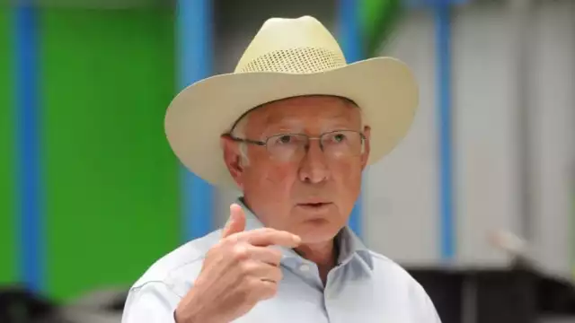El embajador Ken Salazar anunció que suspenderá sus actividades sin especificar cuándo las retomaría.