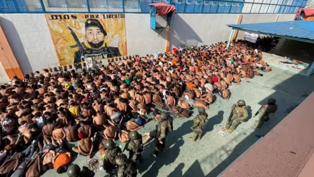 Van 31 presos muertos por los enfrentamientos dentro de un penal de Ecuador
