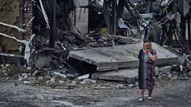 Bombardeos rusos sobre un hospital y una escuela en Ucrania dejan tres heridos